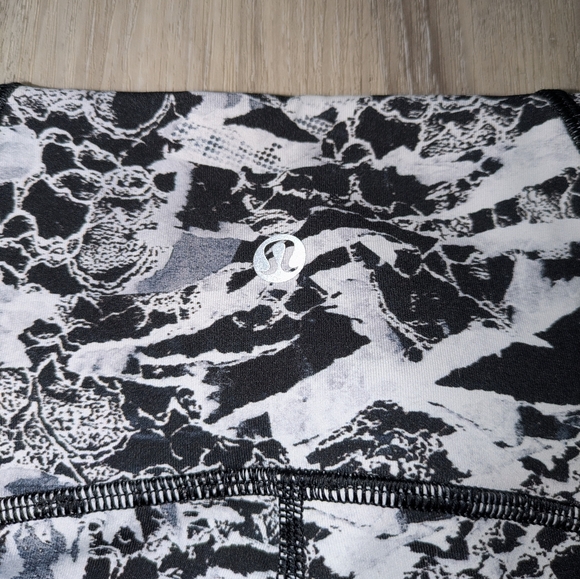 Lululemon Black & White Patterned Mesh Panel Leggings – Size 4 - Picture 3 of 5